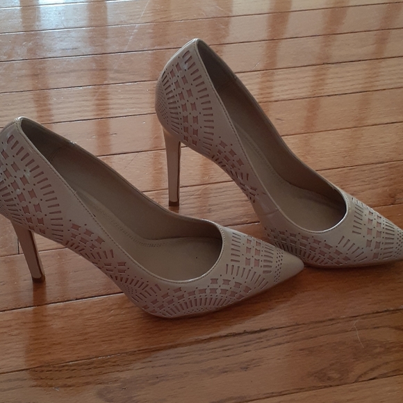 Nude patent leather pumps with cutout details - Picture 2 of 5